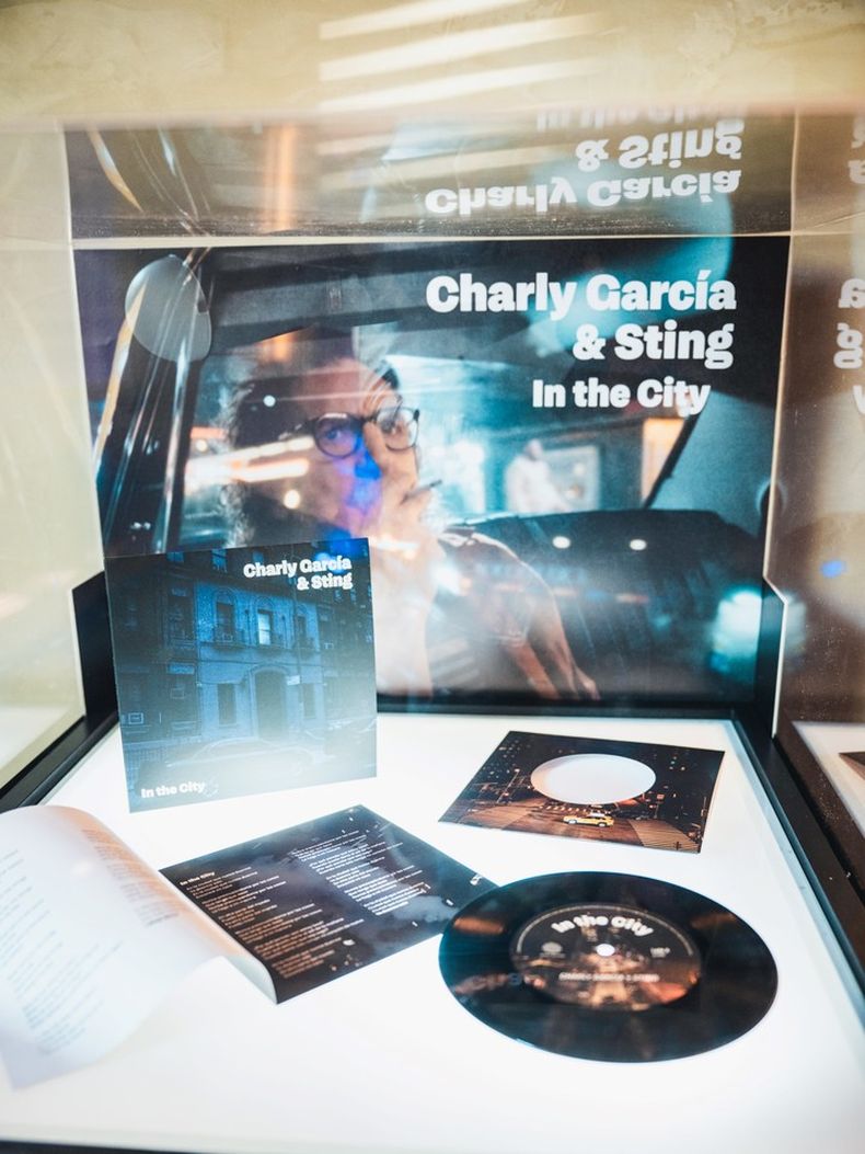El disco simple de Charly García y Sting, In the city. (Clarín).
