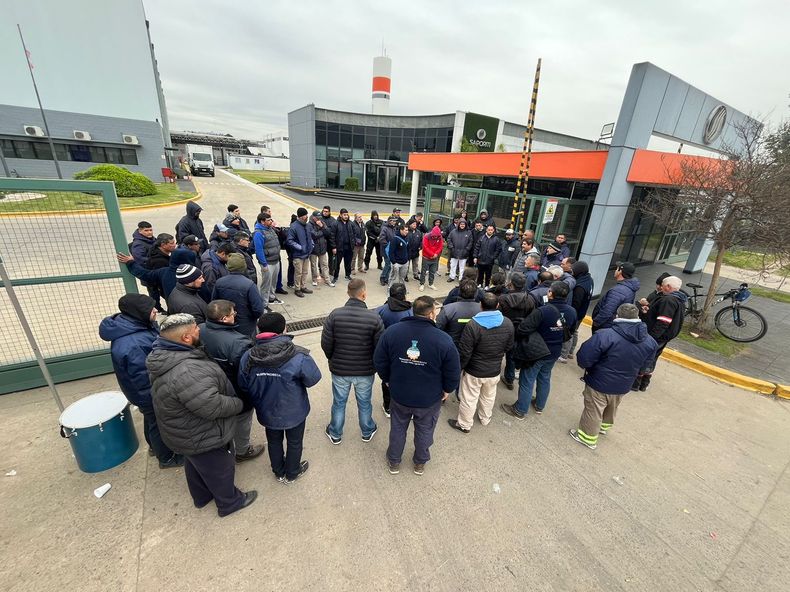 RECLAMO. Los trabajadores realizaron asambleas en reclamo de los aumentos. &nbsp;