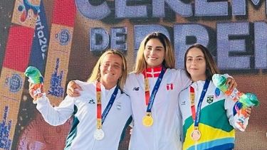 MEDALLISTAS. Cosoleto en el podio de SUP Surf femenino junto a la peruana&nbsp;Vania Torres (oro) y la brasileña Gabriela Ramos (bronce).