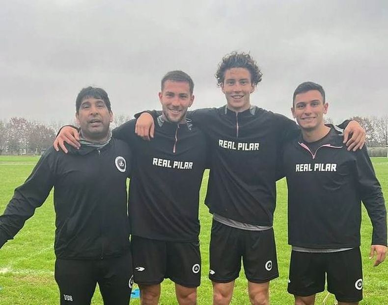 CAMPEONES. Héctor Santillán (entrenador de arqueros), Roberto Giacomini, Gerónimo Govi y Lucas Gómez ganadores del fútbol-tenis.