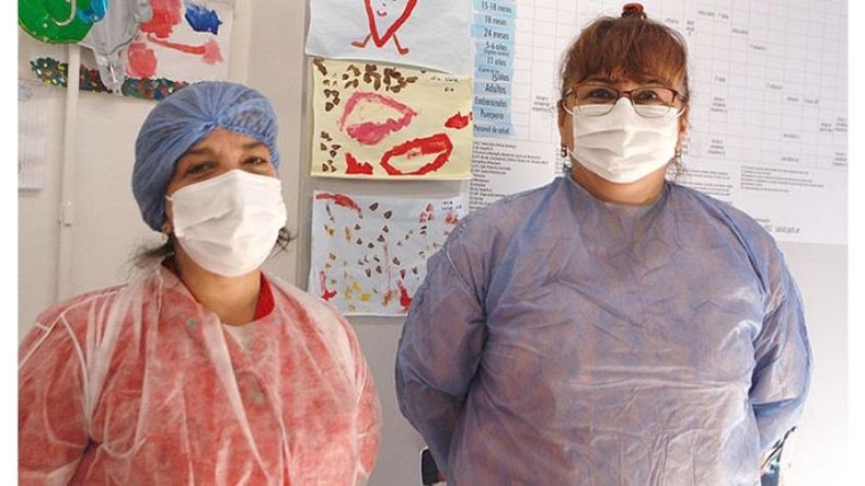 SATISFACCIÓN. Dos de las trabajadoras que recibieron la vacuna en el hospital Sanguinetti..