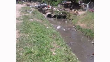 BASURA. Se acumula desde hace días al costado del arroyo..