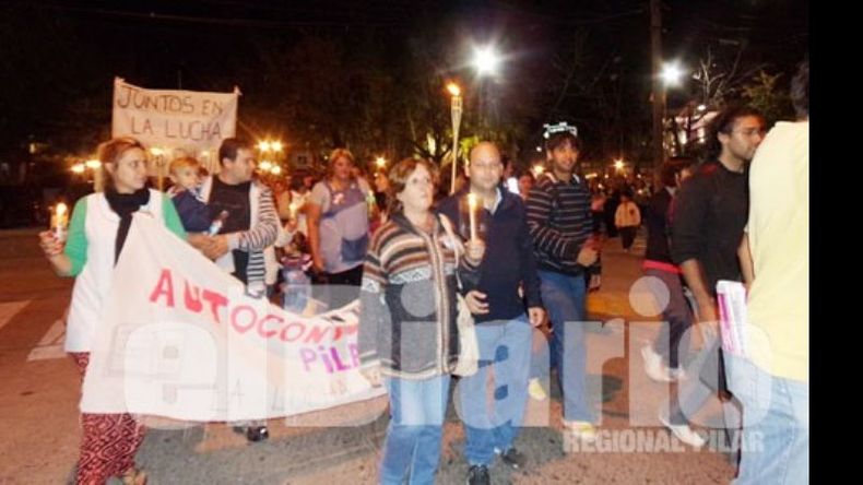 Anoche, más de 300 docentes se movilizaron con antorchas por el centro..