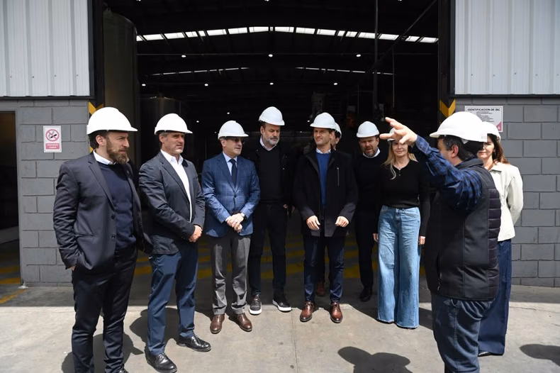 CUMBRE. Los intendentes se reunieron con los representantes industriales en Ezeiza.