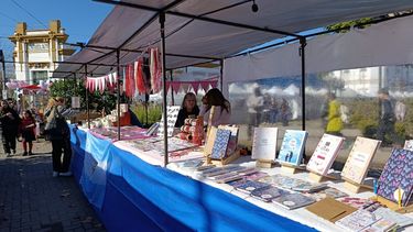 La feria de artesanos funciona todos los viernes y sábados entre las 10 y las 19. La feria de artesanos funciona todos los viernes y sábados entre las 10 y las 19.