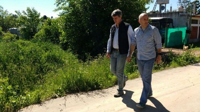El ministro de Hacienda, Prat-Gay, y el intendente de Pilar, Ducoté, esta mañana en el barrio Peruzzotti..