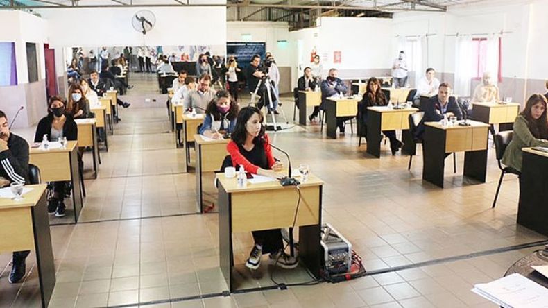 PRESENCIAL. La sesión se realizó en la sede del club Argentinos de Del Viso..