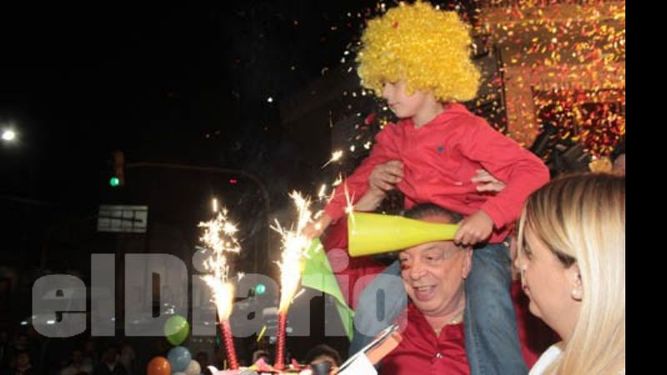 Pelucas. Con un festejo teñido de colores, Zúccaro celebra con su nieto en andas. Ayer cumplió 57 años..