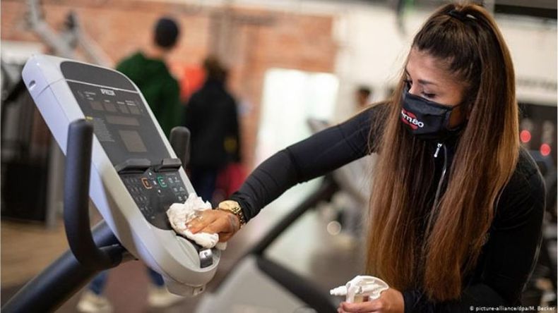 CUIDADOS. Los gyms, con protocolos pero sin permiso. .
