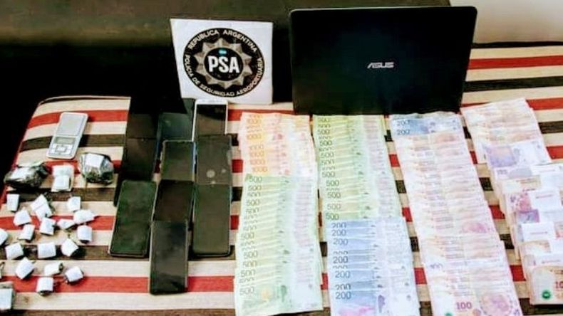 Drogas, celulares y dinero en efectivo, parrte de lo secuestrado este viernes en los allanamientos..