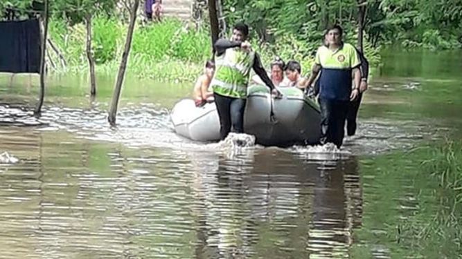 RESCATE. El día después de la lluvia DC evacuó a 69 personas inundadas..
