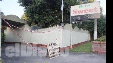 “Cerrado por refacciones” dice el cartel en la puerta del hotel clausurado..