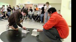 Las competencias de sumo para robots fueron el atractivo de la jornada..
