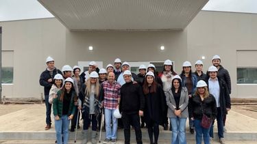 CASCOS BLANCOS. Ducoté y los precandidatos de su lista recorrieron los avances de la obra del Materno. .