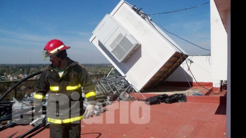 Bomberos en la terraza, para evitar que caiga lo que quedó..