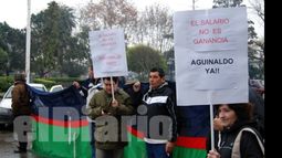 “El salario no es ganancia”, “Aguinaldo ya”. Los pedidos de los gremios docentes a Scioli, frente al municipio local..