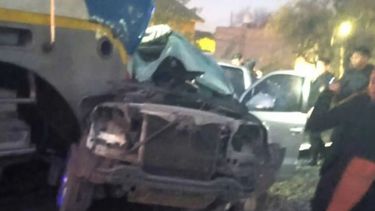 La camioneta quedó destruida luego de haber sido impactada por el tren.