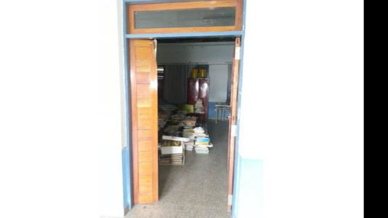 Una de las puertas que fueron violentadas..