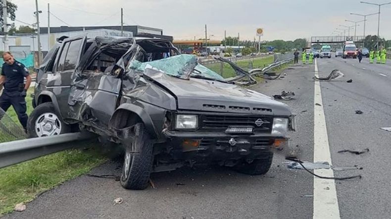 En la Nissan viajaba un hombre que no sufrió heridas de consideración. Foto: El Día de Escobar..