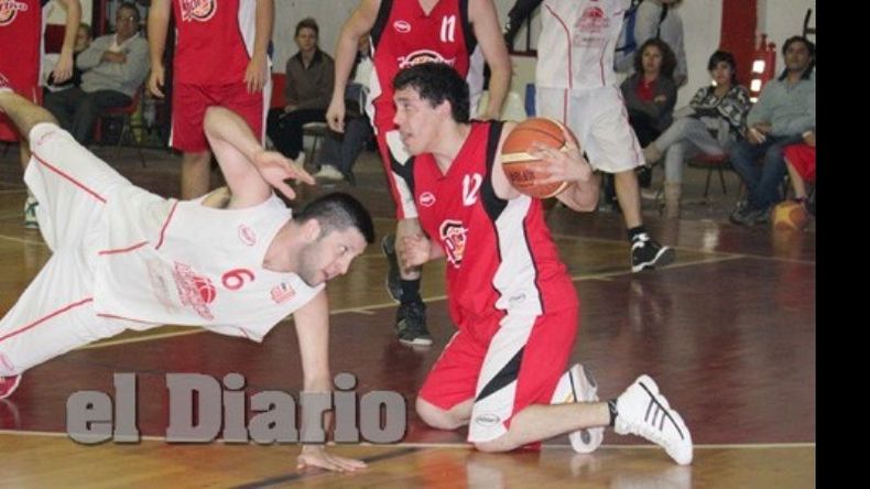 Leandro Di Santo se arroja al piso para robarle la pelota a Cristian Pérez..