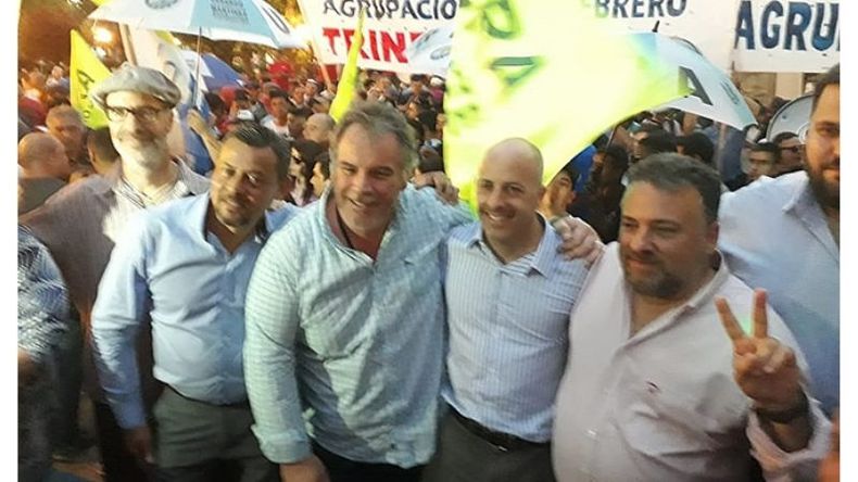 BANDERAS. Los dirigentes oficialistas, con Ducoté, tras el acto el peronismo M. .