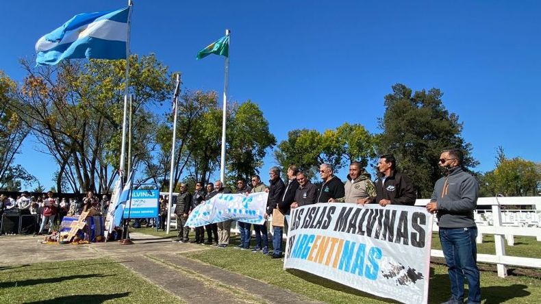 El acto se realizó frente a la mirada emocionada de los veteranos locales. .