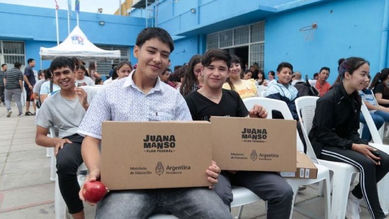 FELICES. Dos estudiantes de Manuel Alberti con sus nuevas netbooks. .