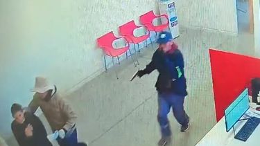 El violento asalto al corralón fue captado por las cámaras del lugar.