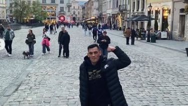El Martillo Haedo posa en una de las calles de Lviv.