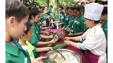 Arroz con palitos. Las chicas de la Escuela Municipal de Fútbol Femenino están empapándose de la cultura asiática. En China, participaron de una clase de Origami, disfrutaron de comidas típicas y también pudieron pasear por uno de los tantos shoppings de la ciudad. El viaje es organizado en conjunto por la alcaldía de Chengdu y el gobierno de la Provincia de Buenos Aires..