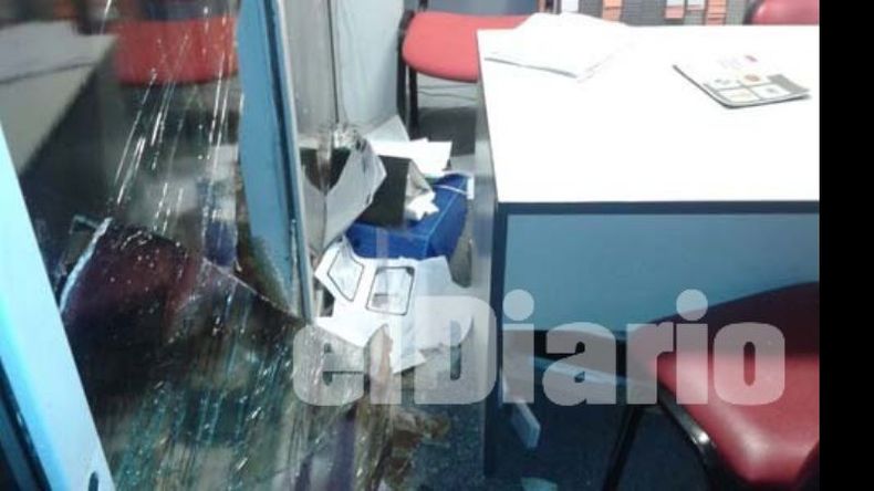 La vidriera de Adecco fue destrozada dos veces en la misma semana..