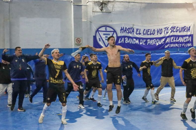 El festejo de los jugadores de Metalúrgico tras la clasificación ante América del Sud.