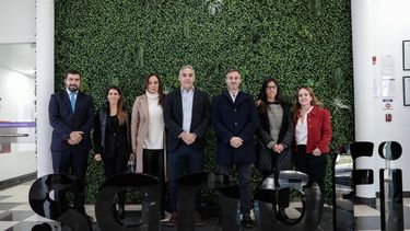 INVERSIÓN Y MÁS TRABAJO. Achával junto a los responsables de la planta y la funcionaria nacional Paula Español.