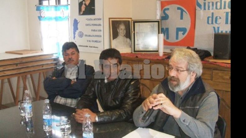 Luis Molina (centro) fue el anfitrión de la Federación de Municipales..