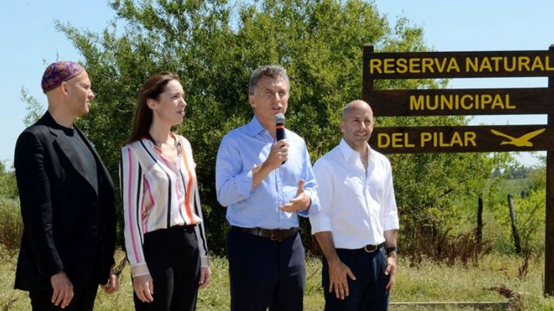 AMBIENTE A MEDIAS. Macri, con Bergman, Vidal y Ducoté en su visita a Pilar..