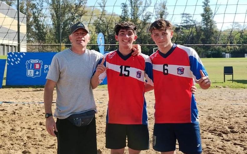 A MARDEL. La Sub 18 de Beach Vóley, con Carey (DT), Castelli y Riedel, superó 2-1 en la final a Chivilcoy.