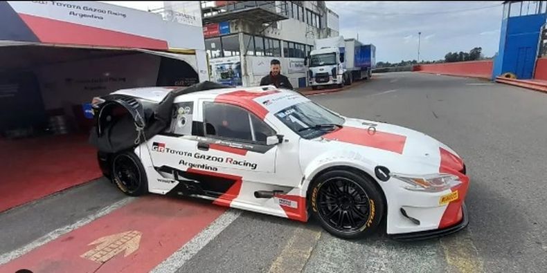 PREPARADO. El Toyota Lexus de Azar está en su box de Olavarría, esperando la acción del sábado.