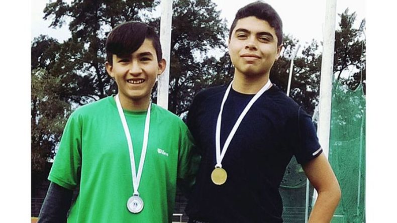FUTURO. Thiago Schaab y Ricardo Maidana, con sus medallas por el Pro-Porteño..