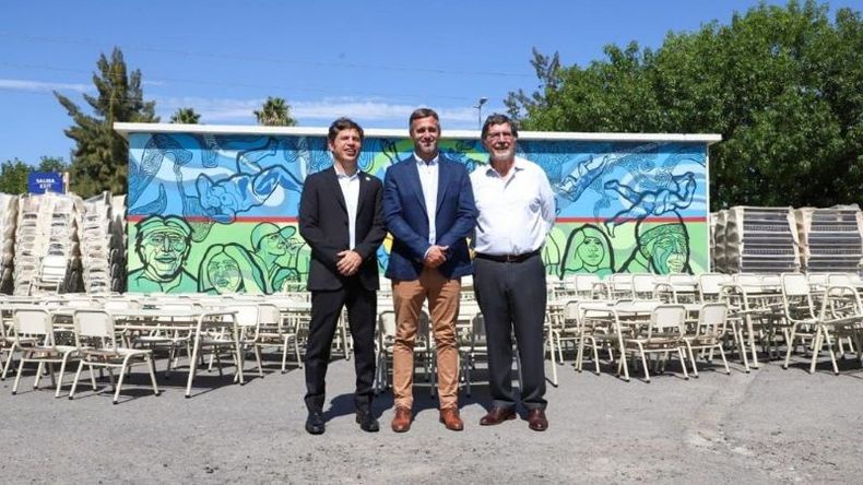 SILLAS Y MESAS. Kicillof, Achával y Sileoni, durante el acto en La Plata. .