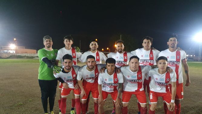 EQUIPO. Atlético posa previo al partido en José C. Paz.