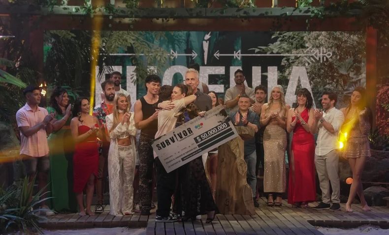 El abrazo entre Baltasar L&oacute;pez Barraza y Eugenia Propedo tras la final de Survivor.