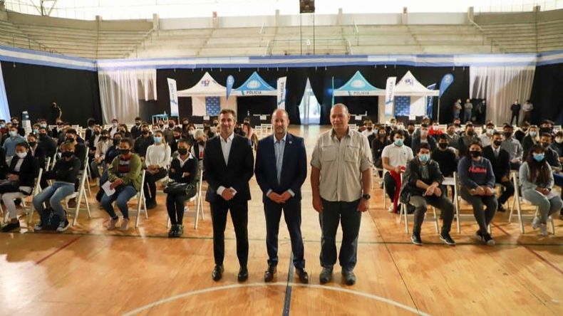 INSCRIPCIÓN. Achával, Insaurralde y Berni, con los aspirantes a ingresar a la fuerza. .