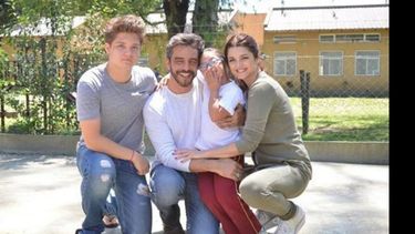 EN FAMILIA. Araceli en el Centro, con su hijo Tomás y su marido Fabián Mazzei..