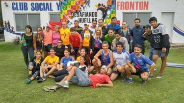 LISTOS. El Manzanares Running Team posa para la foto antes de competir en Giles..
