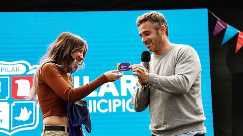 TARJETA AZUL. Achával con Sunny Lugo, cantante de Lagomarsino y voz de la comunidad TEA..