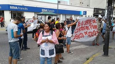 MARCHA. Docentes realizaron varios reclamos contra el cierre..