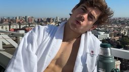 Colapinto tomando mates en bata a una semana del arranque de la temporada de Fórmula 1. Colapinto tomando mates en bata a una semana del arranque de la temporada de Fórmula 1.