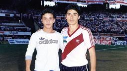 El alcanza pelotas, Marcelo Gallardo, junto a Gustavo Zapata en el Monumental..