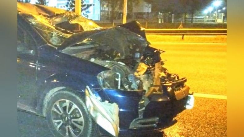 El vehículo quedó con el frente destruido tras impactar contra el joven. .