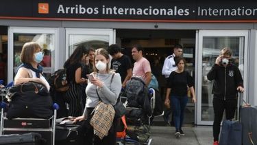 Quienes arriben del exterior deberán cumplir con los testeos y el aislamiento obligatorio. .